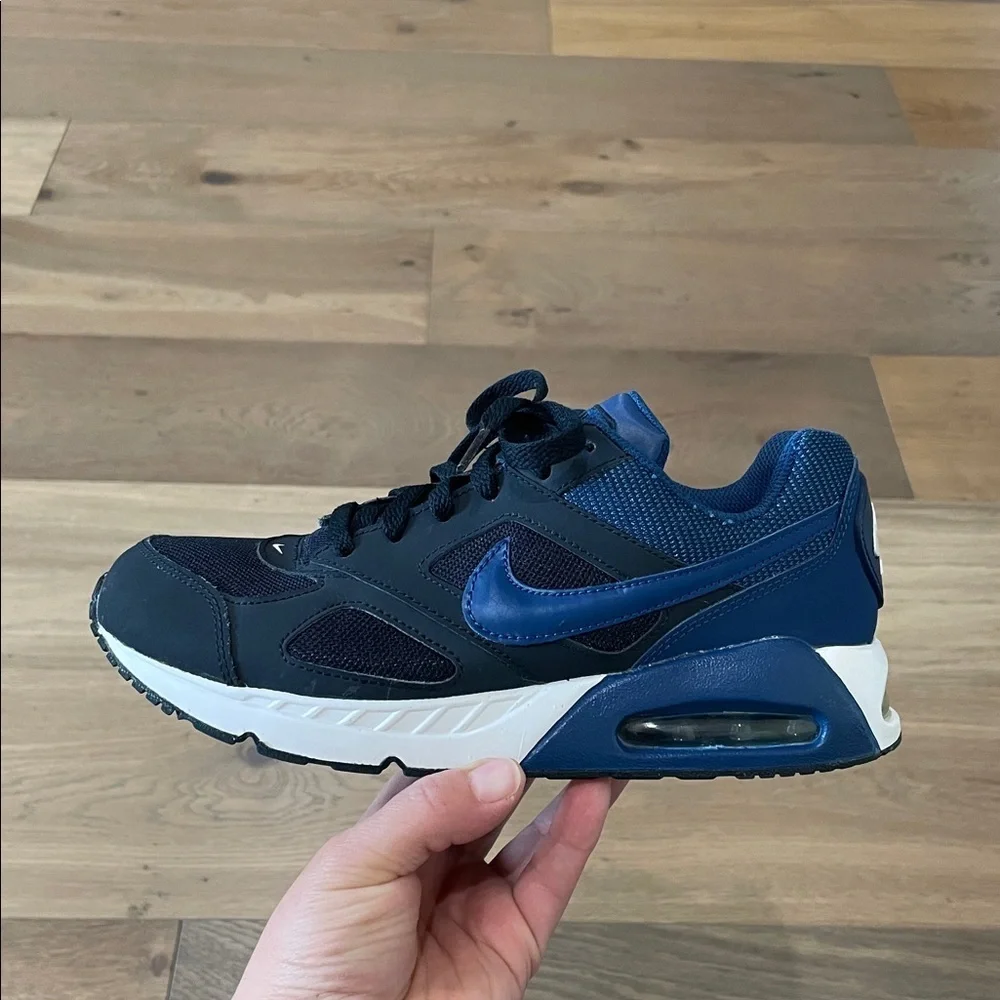 Nike Air Max IVO GS Dark Obsidian Size 6Y (Women’s 7.5)
